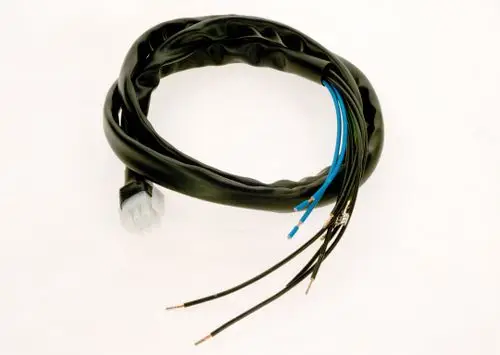 Kabel mit mehreren Leitungen, ummantelt in schwarzem Material, mit einem konnektierenden Stecker von Bosch und abisolierten Drähten für elektrische Verbindungen.